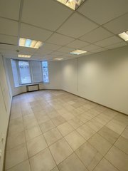 Продаж офісу в центрі,  з орендарями. Червона лінія,  2 входа. 